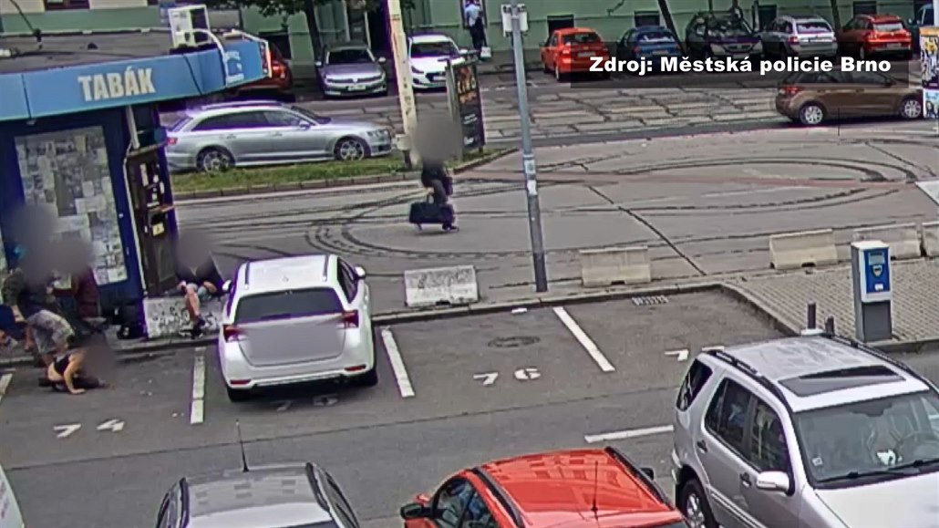 Muž při hádce na ulici kopal ženu do hlavy, napadení zachytila kamera