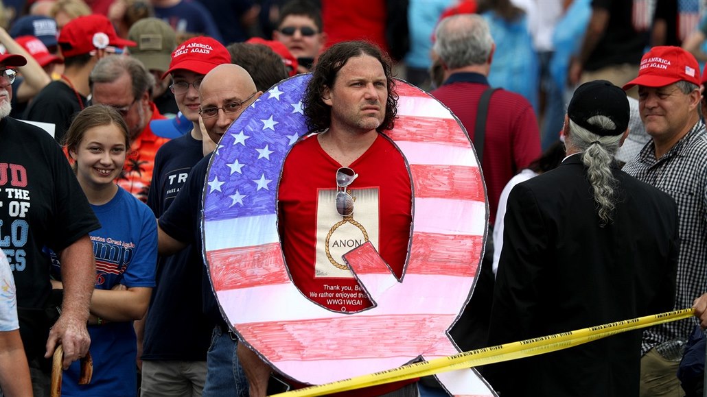 P�íznivci spiklenecké teorie QAnon na mítinku amerického prezidenta Donalda...