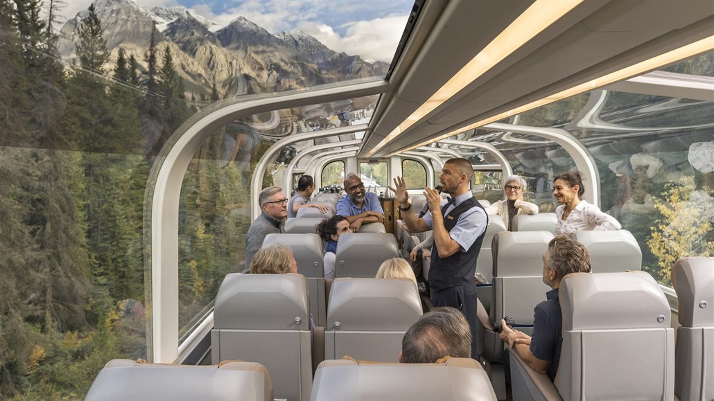 Ze tde prosklených vyhlídkových voz kanadského vlaku Rocky Mountaineer lze...