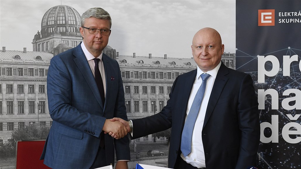 Ministr pr�myslu a obchodu a ministr dopravy Karel Havlí�ek (vlevo) a generální...