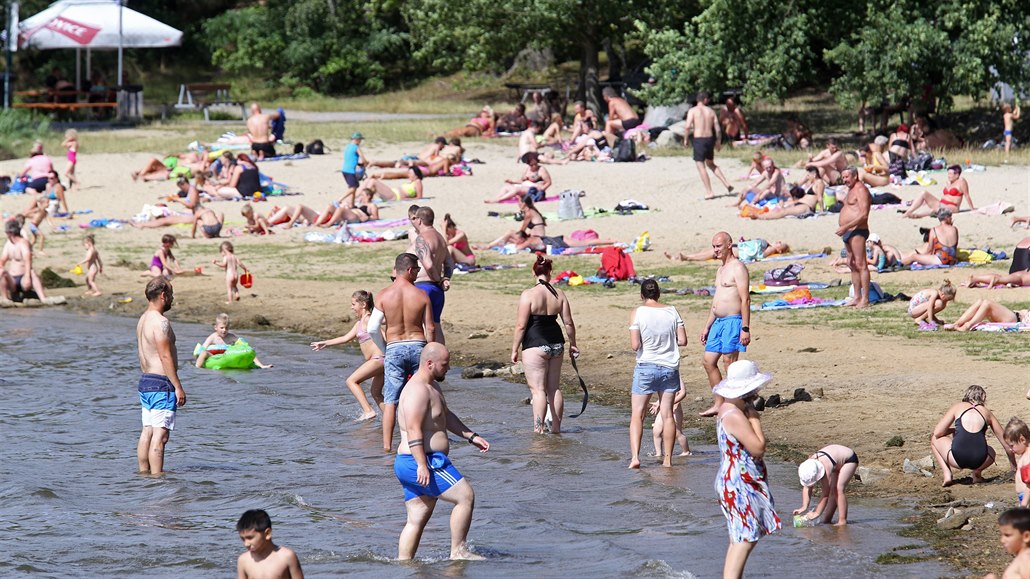 Teplé počasí přilákalo Plzeňany na pláže Velkého Boleveckého rybníka. (28....