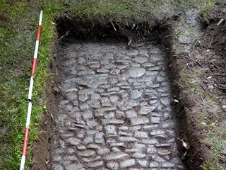 Valounovou dlažbu z přelomu 17. a 18. století objevili archeologové z Muzea...