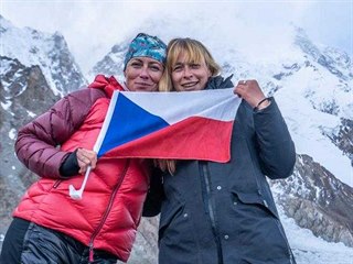 Jana Počtová (vpravo) a Klára Kolouchová při natáčení filmu K2 vlastní cestou