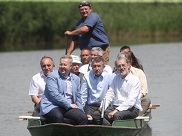 Premiér a ministr ivotního prostedí Richard Brabec na plavb za racky