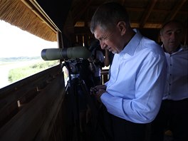 Andrej Babi pozoruje ptáky z ornitologického písteku.