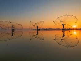 Krása ranního rybolovu, snímek Zay Yar Lin jako by zachycoval tanec na hladině.