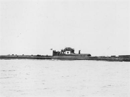 Ve čtvrt na jednu hodinu po půlnoci 30. července zasáhla loď dvě torpéda z...