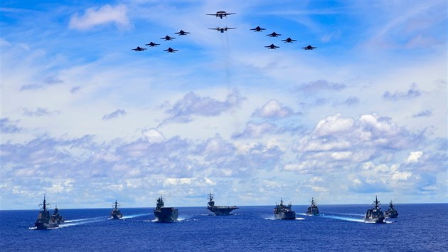 USS Ronald Reagan během cvičení s japonským a australským námořnictvem v Jihočínském moři (20. července 2020)