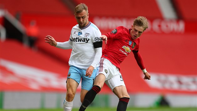 Jarrod Bowen (vlevo) z West Hamu a Brandon Williams z Manchesteru.