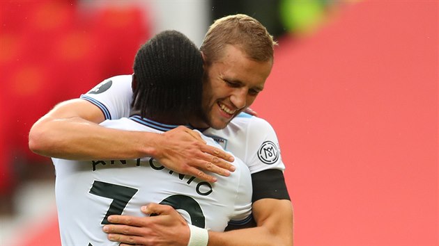 Tom Souek a Michail Antonio z West Hamu oslavuj branku na Old Trafford.