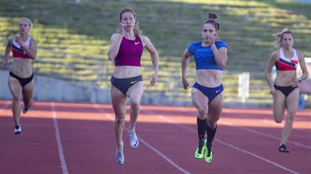 Lada Vondrov (v modrm) na atletickm mtinku v Pardubicch.