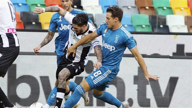 Aaron Ramsey z Juventusu a Rodrigo de Paul z Udine (vpravo) bojuj o m.