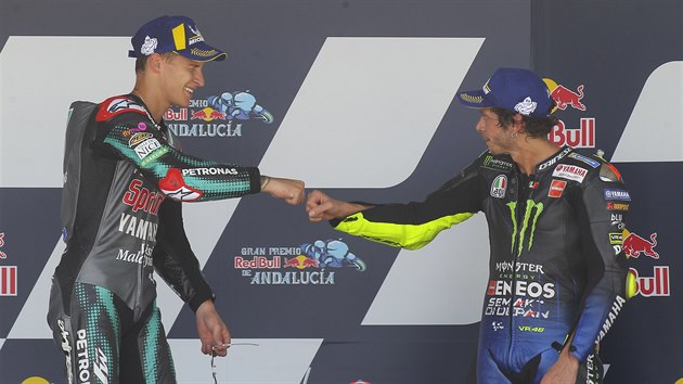 Fabio Quartararo (vlevo) a jeho idol Valentino Rossi po Velk cen Andalusie.