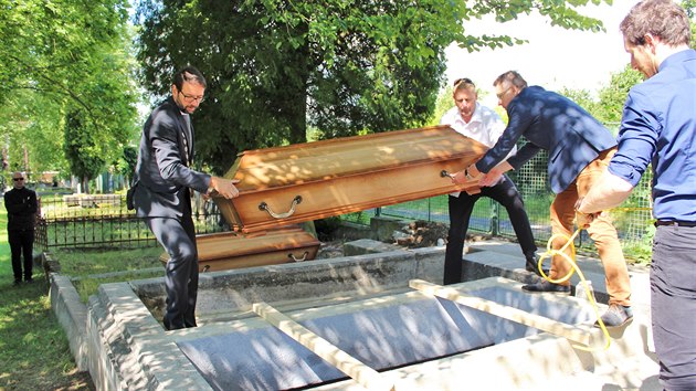 Čtyři z pěti těl pochovaných v hrobce prvního chodovského starosty Karla Fenkla jsou zpět v rodinné hrobce na chodovském hřbitově.