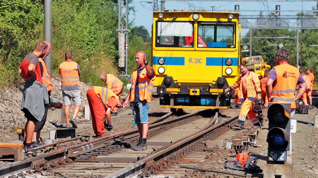 Na trati nedaleko eleznin stanice Lzn Kynvart technici opravuj traov svrek pokozen tvrten nehodou vlaku RegioNova, kter zde vykolejil. (23. ervence 2020)