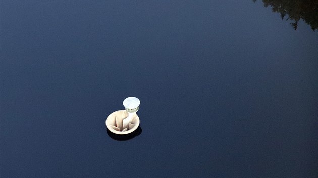 Vodn� n�dr� Horka, v� u p�epusti nad hladinou.