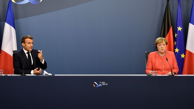 Francouzsk prezident Emmanuel Macron a nmeck kanclka Angela Merkelov na tiskov konferenci po summitu v Bruselu. (21. ervence 2020)