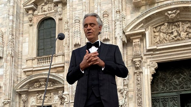 Italsk tenor Andrea Bocelli v dob koronavirov krize zazpval ped milnskou katedrlou. (12. dubna 2020)