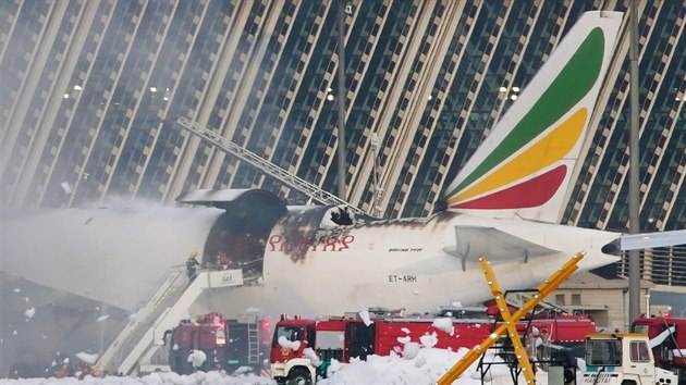 Nkladn letadlo Ethiopian Airlines zachvtil ve stedu na anghajskm letiti Pchu-tung siln por. (22. ervence 2020)