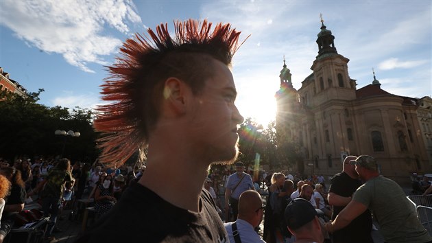 Lid z hudebnho sektoru se seli na Staromstskm nmst na demonstraci Za ivou hudbu!, vad jim pedevm chaotick rozhodnut vldy ohledn opaten proti koronaviru. (27. ervence 2020)