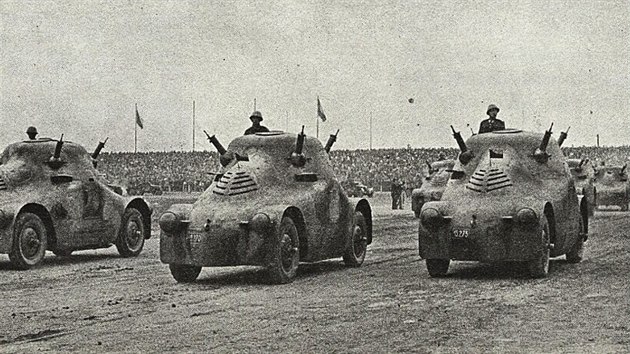 Obrněné automobily Škoda PA-II (zvané Želva) na vojenské přehlídce