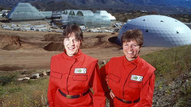 I uniformy se podobaly kosmonautským. Sally Silverstonová a Jayne Poynterová u skleníku, asi půl roku předtím, než se do něj nechaly na dva roky zavřít.