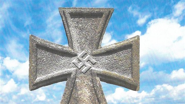 Kříž na Štěpánce měl ve svém středu svastiku, tu ale trojice vlastenců 8. května 1945 puškami částečně rozstřílela. Dodnes je zde patrná, zejména v zimě, kdy ji zvýrazní sníh. Kříž pak svrhli do údolí lidé z Turnova.