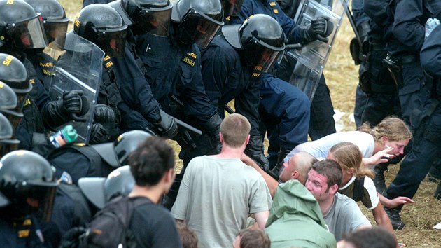 Policejn zsah proti astnkm technoparty CzechTek na louce vedle dlnice D5 pobl Mlnce na Tachovsku. (30. ervence 2005)