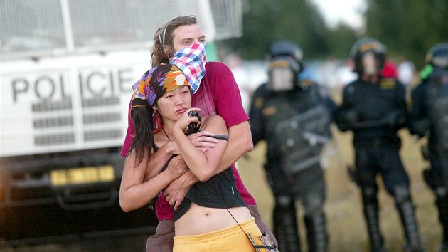 astnci polici rozehnan technoparty CzechTek na louce vedle dlnice D5 pobl Mlnce na Tachovsku. (30. ervence 2005)