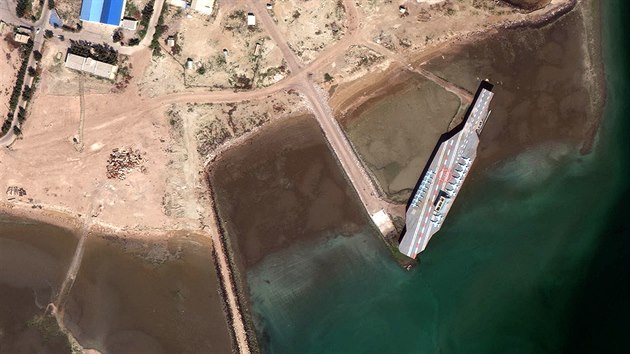 Maketa americk letadlov lodi na zkladn rnskho nmonictva v pstavu Bandar Abbs. (15. nora 2020)