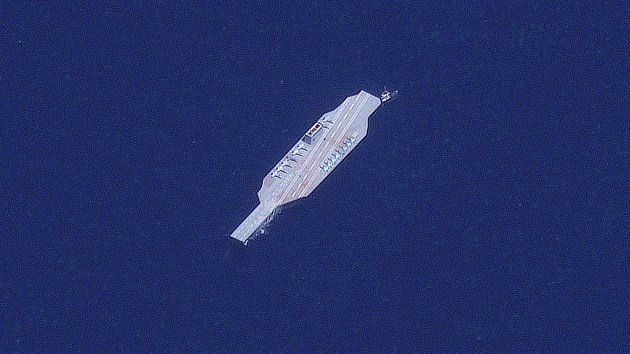Maketa americk letadlov lodi v Hormuzskm prlivu piblin 50 kilometr jihovchodn od rnskho pstavu Bandar Abbs. (26. ervence 2020)