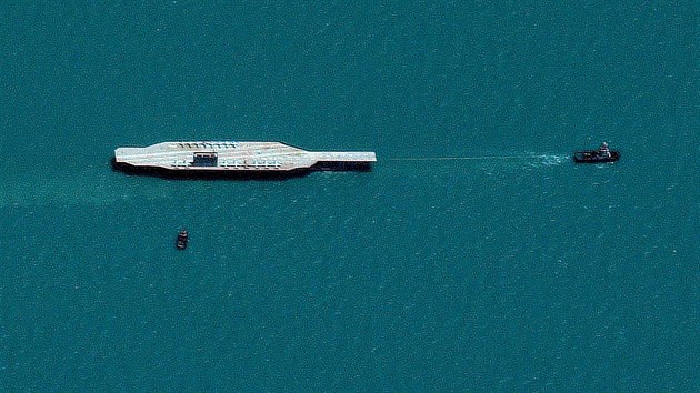 Maketa americk letadlov lodi v Hormuzskm prlivu nedaleko rnskho pstavu Bandar Abbs. (26. ervence 2020)