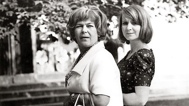 Boena Bhmov a Daniela Kolov v televiznm serilu ena za pultem (1977)