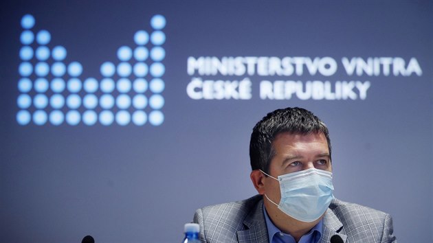 Ministr vnitra Jan Hamáček při tiskové konferenci po jednání zástupců parlamentních stran o možnostech úpravy volební praxe při epidemii koronaviru. (28. července 2020)