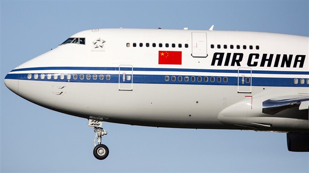 nsk vldn specil Boeing 747-400 s nskm prezidentem Si in-pchingem pistv na letiti v americkm Everettu. (22. z 2015)
