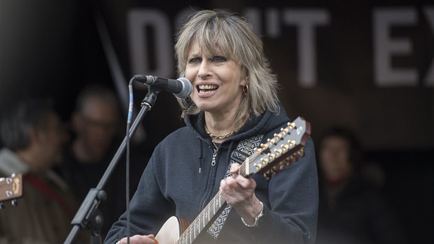 Chrissie Hynde na protestn akci na podporu Juliana Assange