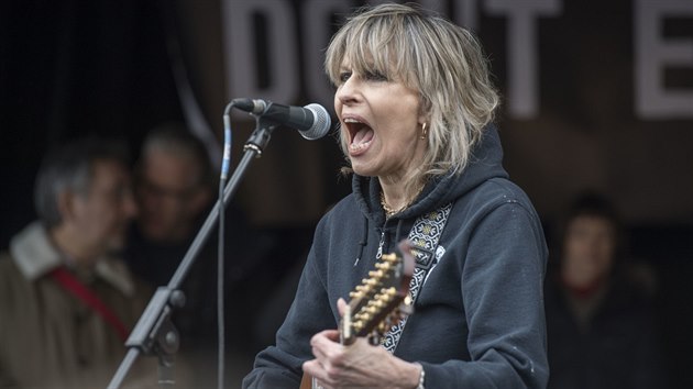 Chrissie Hynde zpv na podporu zakladatele serveru WikiLeaks Juliana Assange