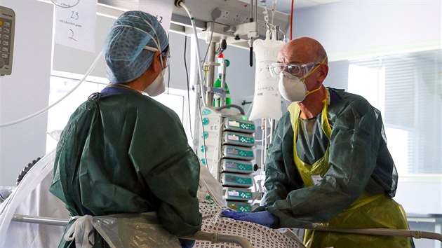 Britt zdravotnci se staraj o pacienta nakaenho koronavirem. (27. kvtna 2020)