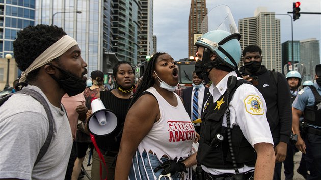 Aktivisté za práva černochů v Chicagu požadují odstranění sochy Kryštofa Kolumba. (20. července 2020)