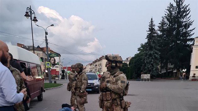 nosce autobusu v ukrajinskm mst Luck le na zemi, zadren polici. (21. ervence 2020)