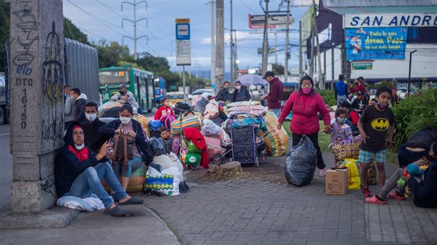 Venezuelt migranti ekaj na autobusy, kter je odvezou zpt do Venezuely. (2. ervence 2020)