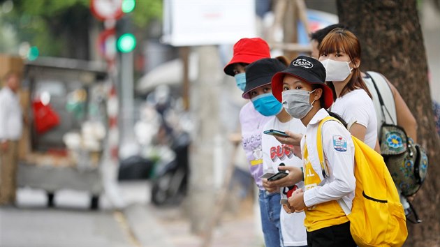 Vietnamky s roukami. Vietnam zavedl nov opaten proti en koronaviru pot, co se v populrn turistick destinaci objevily dal ppady nkazy. (26. ervence 2020)