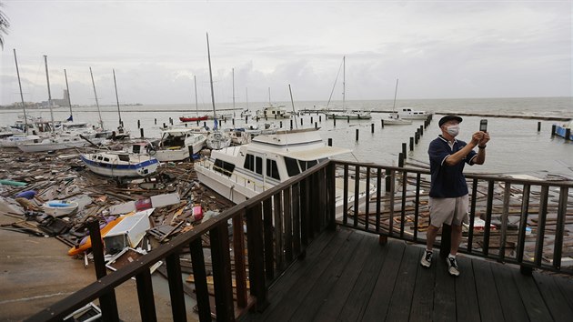 Američan zkoumá škody, které na soukromém přístavu v Texasu zanechala tropická bouře Hanna. (26. července 2020)