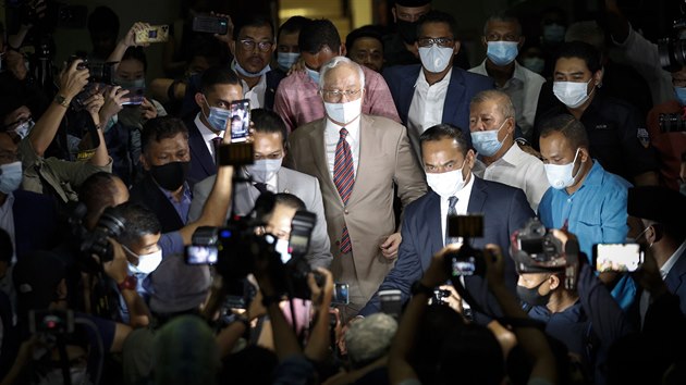 Bval malajsk premir Najib Razak byl uznn vinnm v ppad korupn kauzy vytunelovn sttnho investinho fondu. Byl odsouzen k 12 letm za memi a pokut 210 milion ringit (1,1 miliardy korun) za zneuit adu. (28. ervence 2020)