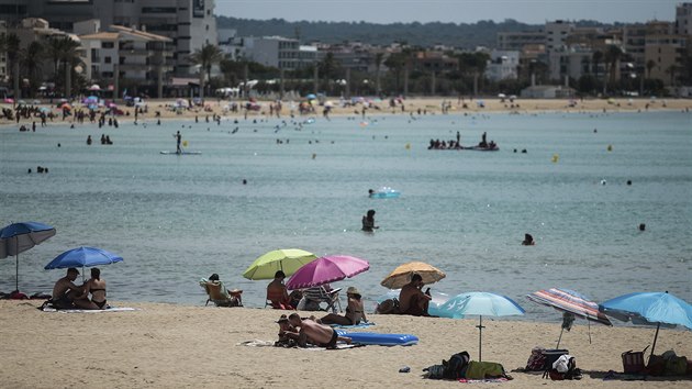 Návštěvnice pláže na španělském ostrově Mallorca. Španělsko rozčílilo rozhodnutí britské vlády dát navrátilce ze Španělska zpět do čtrnáctidenní karantény. (29. července 2020)