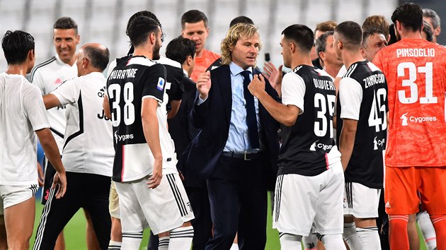 Viceprezident Juventusu Pavel Nedvěd s hráči slaví zisk devátého italského titulu v řadě.