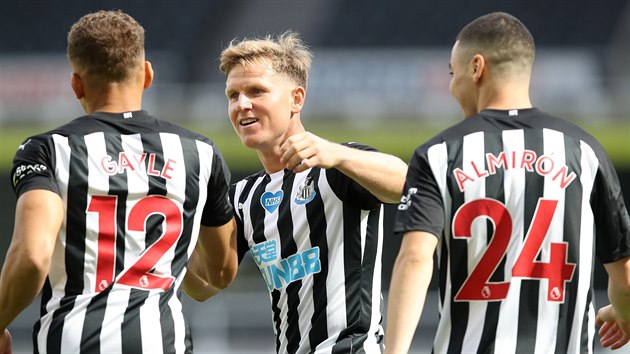 Fotbalist Newcastlu Dwight Gayle (vlevo), Matt Ritchie (uprosted) a Miguel Almirn (vpravo).