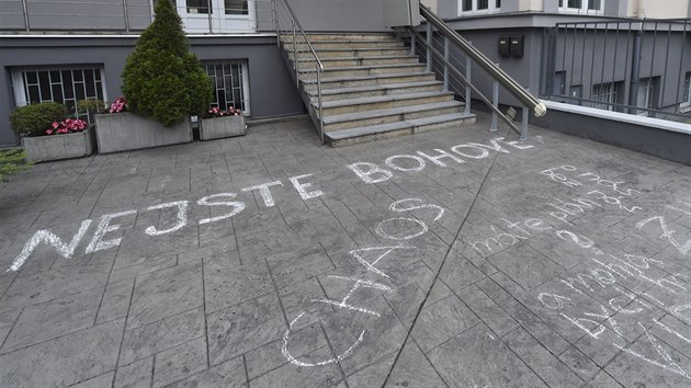 Před ostravským sídlem Krajské hygienické stanice se hned v pátek 17. července 2020 objevili protestní nápisy.