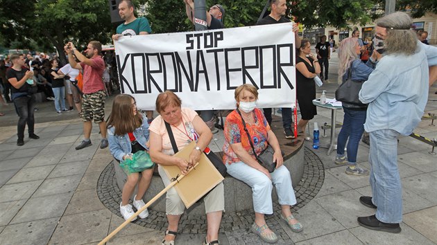 Demonstrace proti rozšíření protikoronavirových opatření na Masarykově náměstí v Ostravě. (20. července 2020)