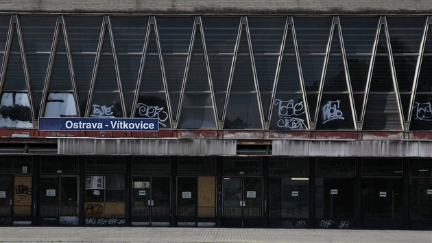 Výpravní budova vítkovického nádraží v bruselském stylu se stala památkou. Opravu však jak unikátní objekt, tak i přednádražní prostor potřebují už více než nutně.
